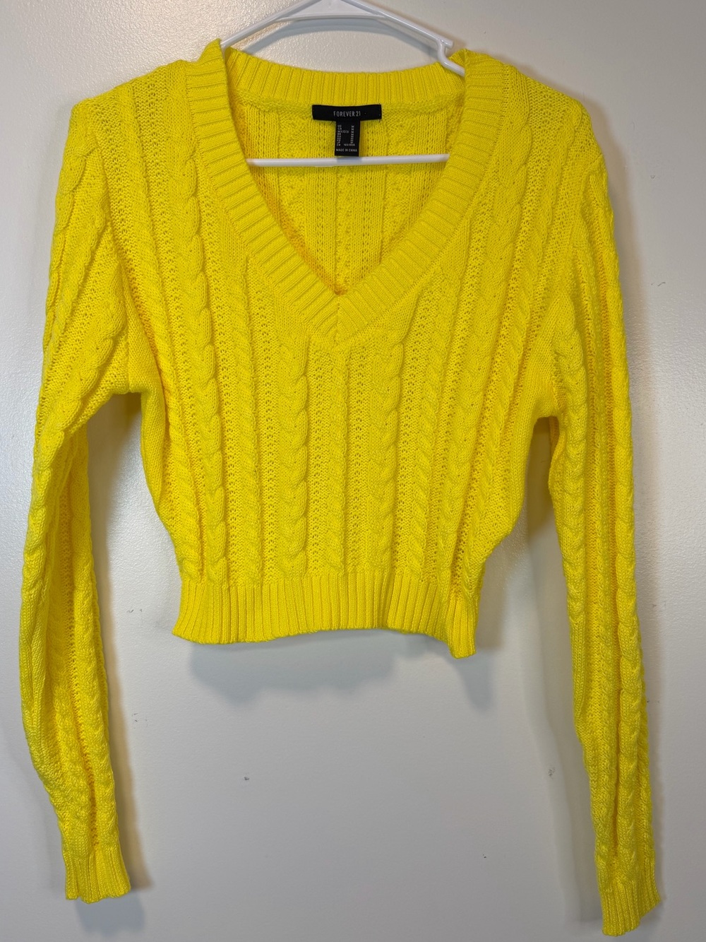 Forever 21 Bright Yellow V-Neck Cable Knit Cropped Sweater Women’s Medium